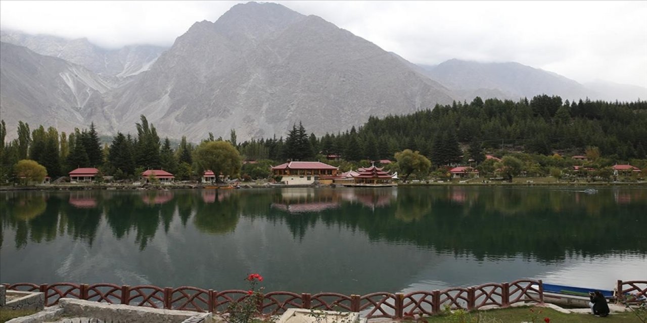 Himalaya Dağları'nın eteklerindeki saklı cennet: Şangrila Gölü