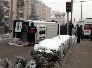 Öğretmen ve öğrenci servisleri çarpıştı