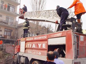 Mahsur kalanları itfaiye kurtardı