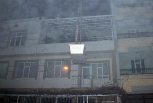 Gurbetçinin cenazesi 3. kata vinçle çıkarıldı