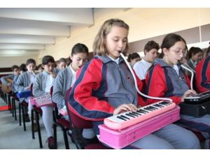 Bu Mehteran Davul-zurna Değil Melodika İle Coşturuyor