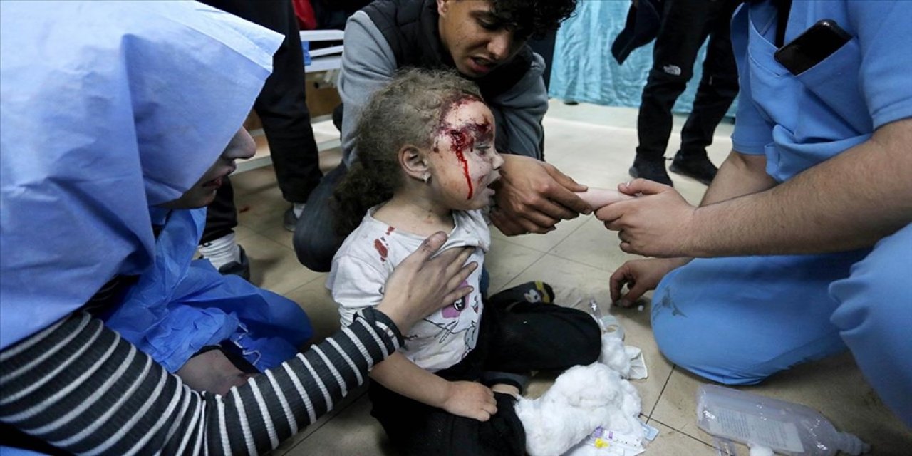 İsrail saldırısında yaralanan 3 yaşındaki kız çocuğunun korkudan titrediği anlar kameralara yansıdı
