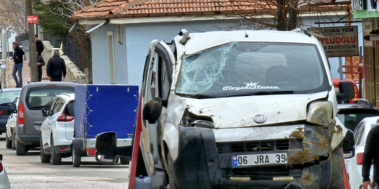 Konya'da hafif ticari araç şarampole devrildi 2 kişi yaralandı