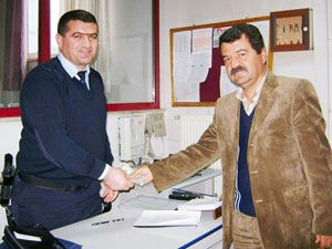 Emekli polis bulduğu parayı karakola teslim etti