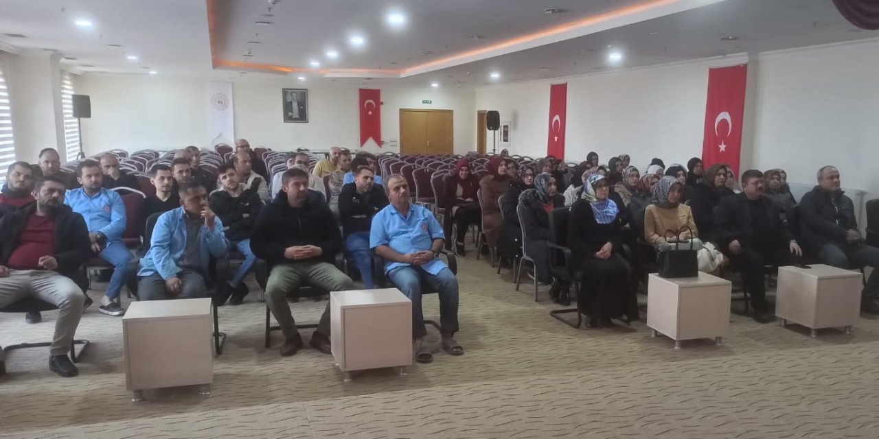 Beyşehir'de yurt görevlilerine uyuşturucuyla mücadelede farkındalık eğitimi verildi