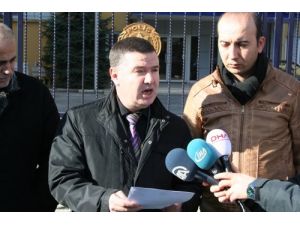 Gazeteciler, Emniyet Binası Önüne Kalem Bıraktı