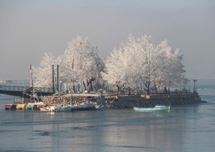 Beyşehir Gölü beyaz gelinliğini giydi