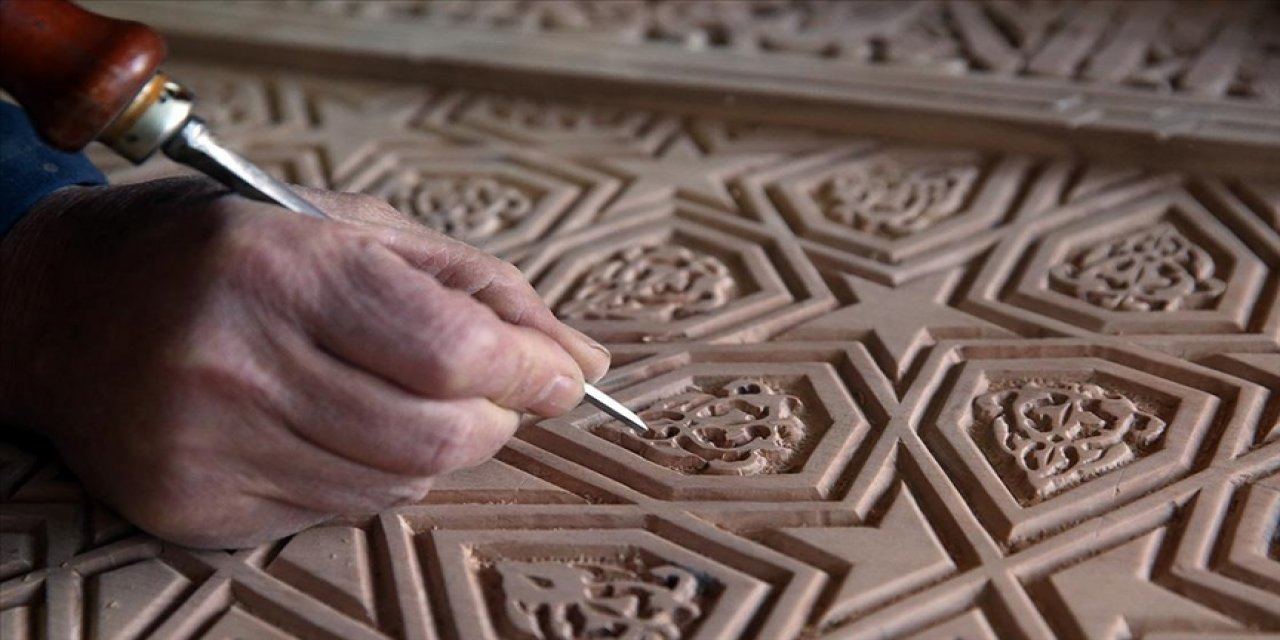 El Hamra Sarayı ile Ulu Cami motifleri aynı panoda bir araya geldi
