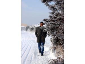 Ağrı'da Araçlar Donmasın Diye Gece Çalışır Vaziyette Bırakılıyor