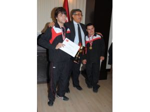 Şampiyonada Birinci Gelen Öğrenciler Çeyrek Altına Ödüllendirildi