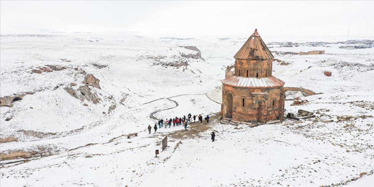 Ani Ören Yeri ziyaretçilerini karla kaplı güzelliğiyle ağırlıyor