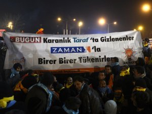 Üç gazeteye birden pankartlı tepki
