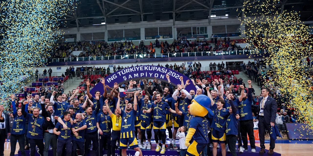 Fenerbahçe Beko kupayı Konya’da kaldırdı