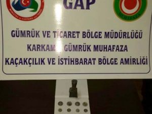 Suriyeli Bayanın Çantasından Tarihi Eser Çıktı