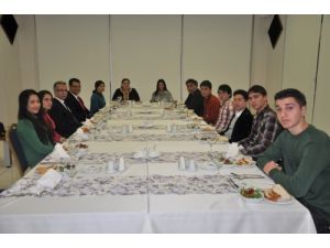 Rektör Bircan Öğrencilere Mantı İkram Etti