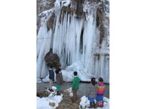 Erzincan Eksi 15 Dereceyi Gördü, Girlevik Şelalesi Dondu