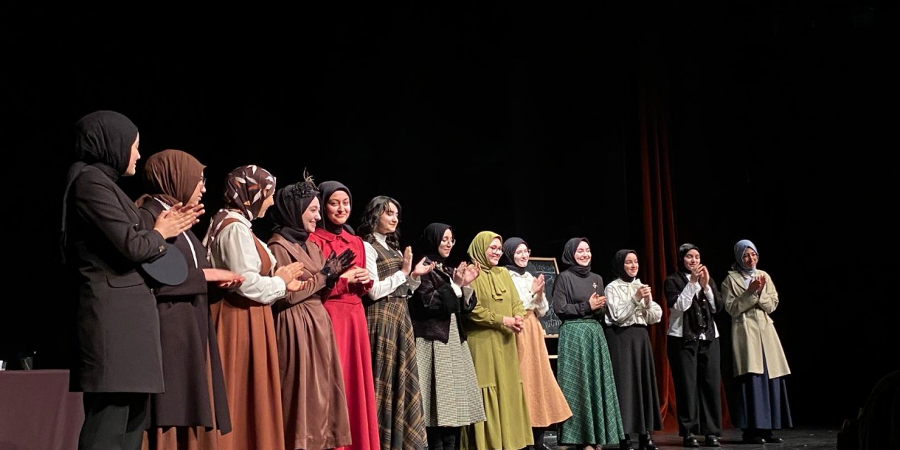 Lise öğrencilerinden yabancı dilde tiyatro gösterisi
