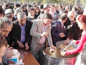 Aşure ikramları devam ediyor