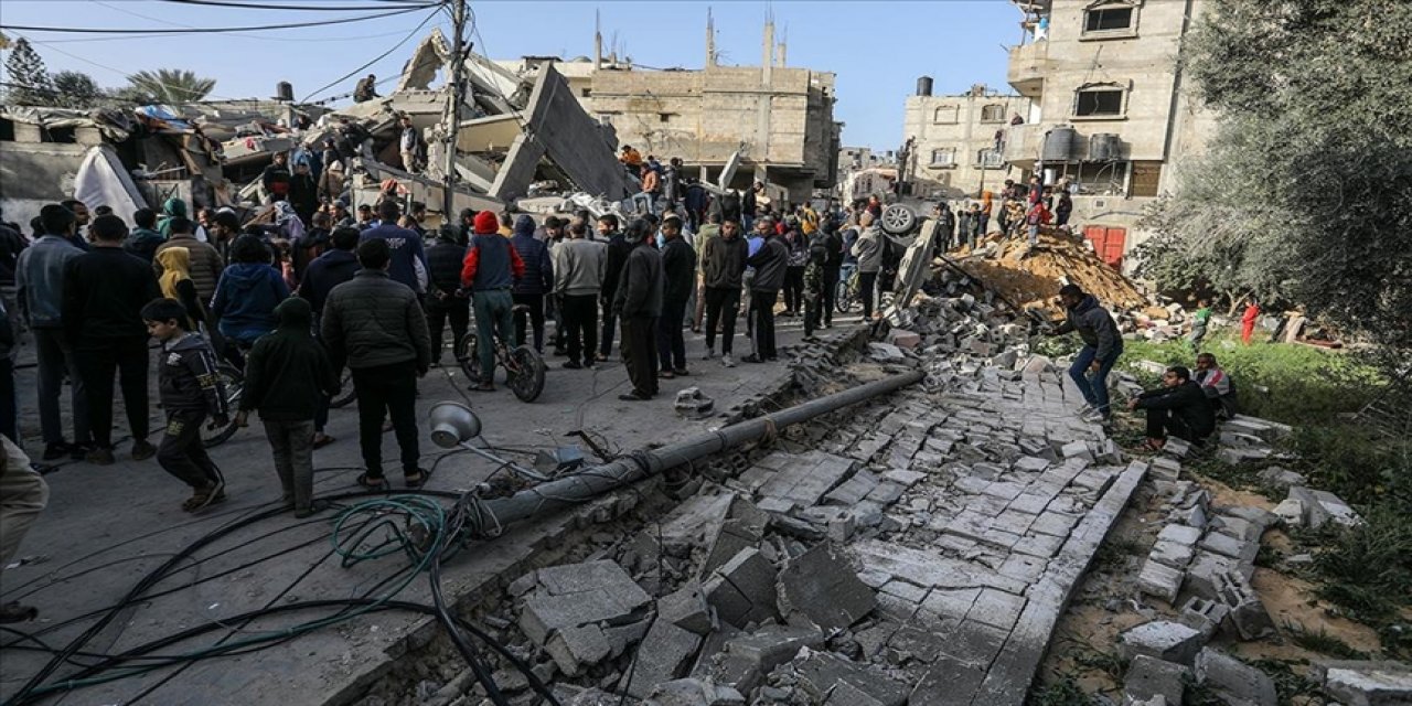 İsrail ordusu Refah'ta bir ailenin evini bombaladı, 6'sı çocuk 14 kişi öldü