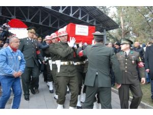 Şehit Deniz Astsubayına Eşi Ve Kızından Son Veda