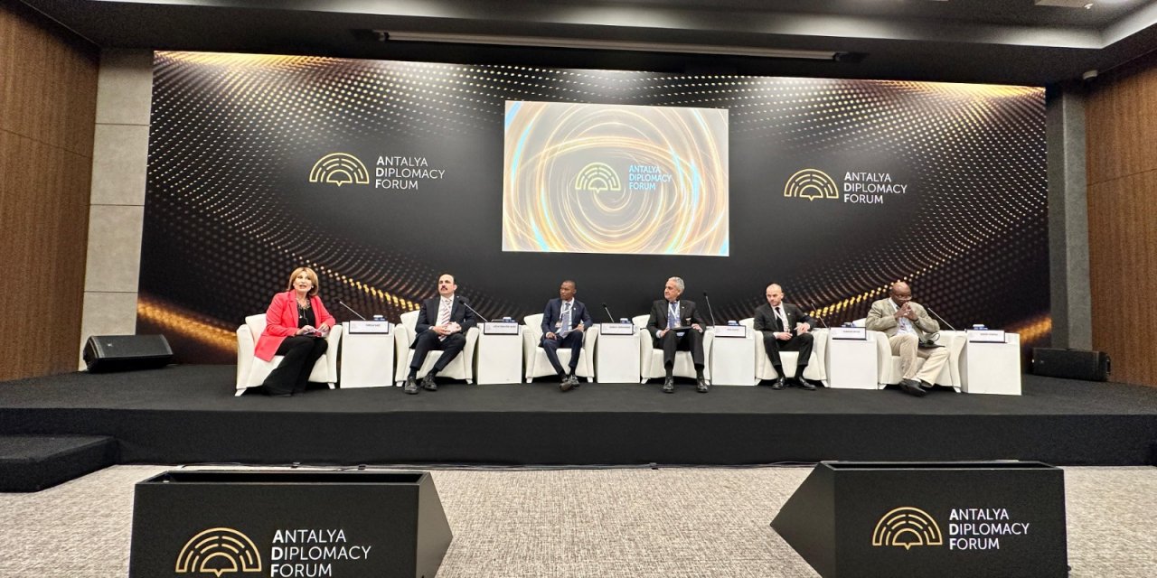 Başkan Altay 'Küresel Meseleler İçin Yerel Yaklaşımlar' panelinde konuştu