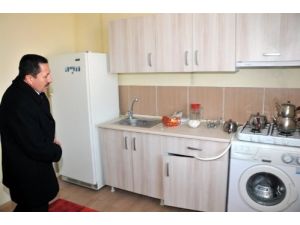 Evleri Yıkılmak Üzere Olan 4 Çocuklu Aileye Prefabrik Ev Yapıldı