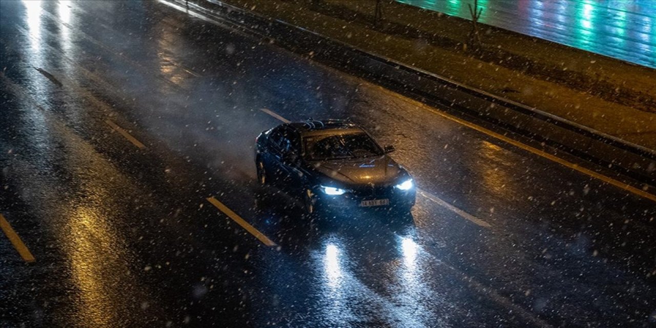 Ankara'da kar ve karla karışık yağmur etkili oldu
