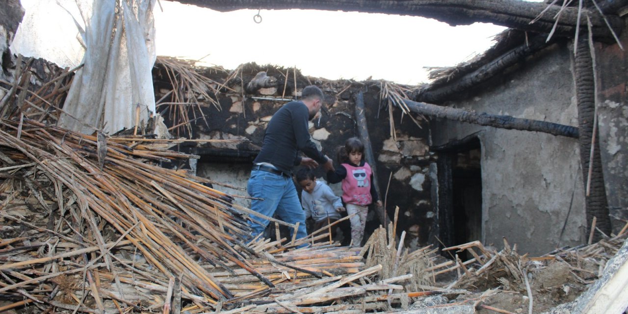 Yunak’ta yanan ev   büyük hasar gördü