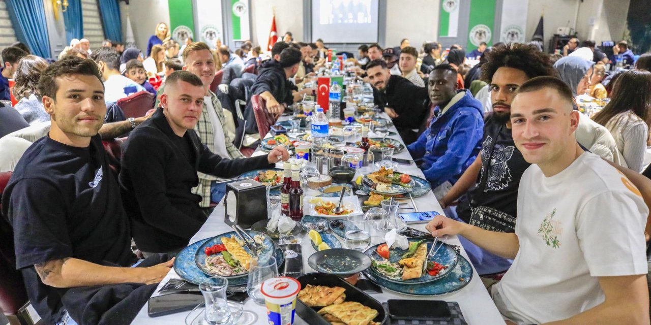 Konyaspor camiası düzenlenen  iftar yemeğinde bir araya geldi