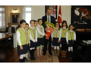 Minik Satranççılar Sevinçlerini Başkan İle Paylaştı