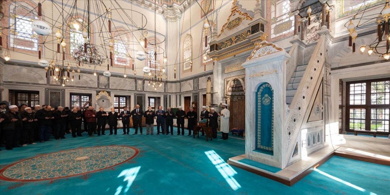 Sabancı Olgunlaşma Enstitüsünde işlenen minber kapı örtüsü Ayazma Camisi'ne konuldu