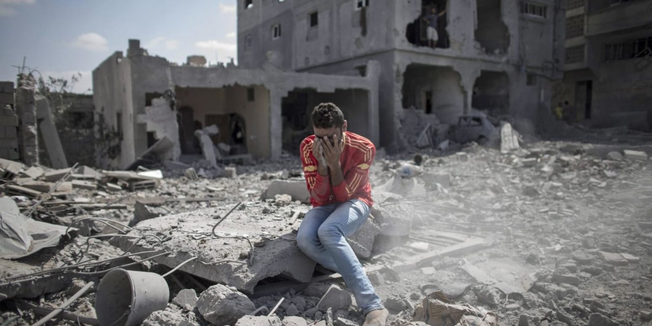 Evlerin enkazlarında binlerce Filistinli