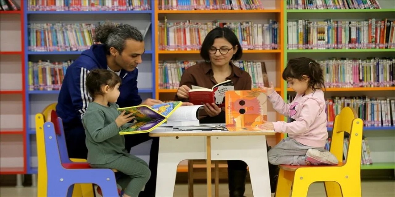 Kitap kurdu aile kütüphanede okumayı geleneğe dönüştürdü