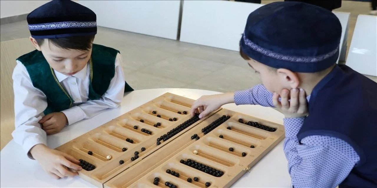 Kazakistan'da çocuklardan Türk dünyasının 4 bin yıllık kadim mangala oyununa yoğun ilgi