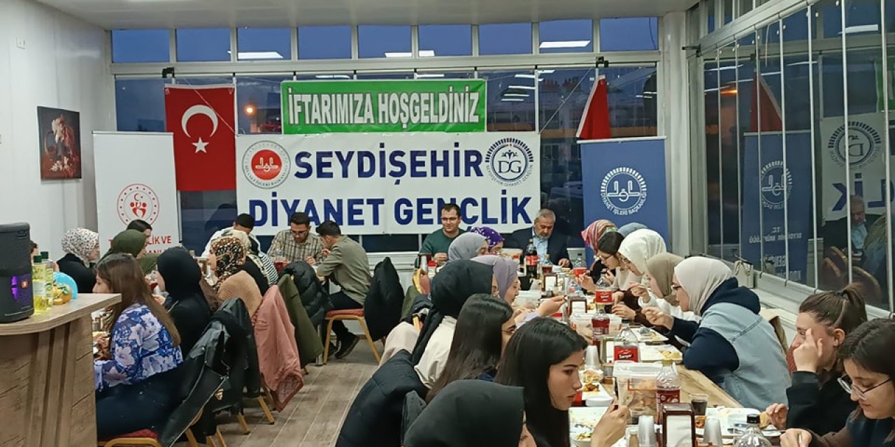 Konya'da üniversite öğrencileri müftülüğün verdiği iftar yemeğinde buluştu