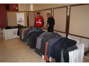 Kızılay, Üniversite Öğrencilerine Giysi Yardımı Yaptı