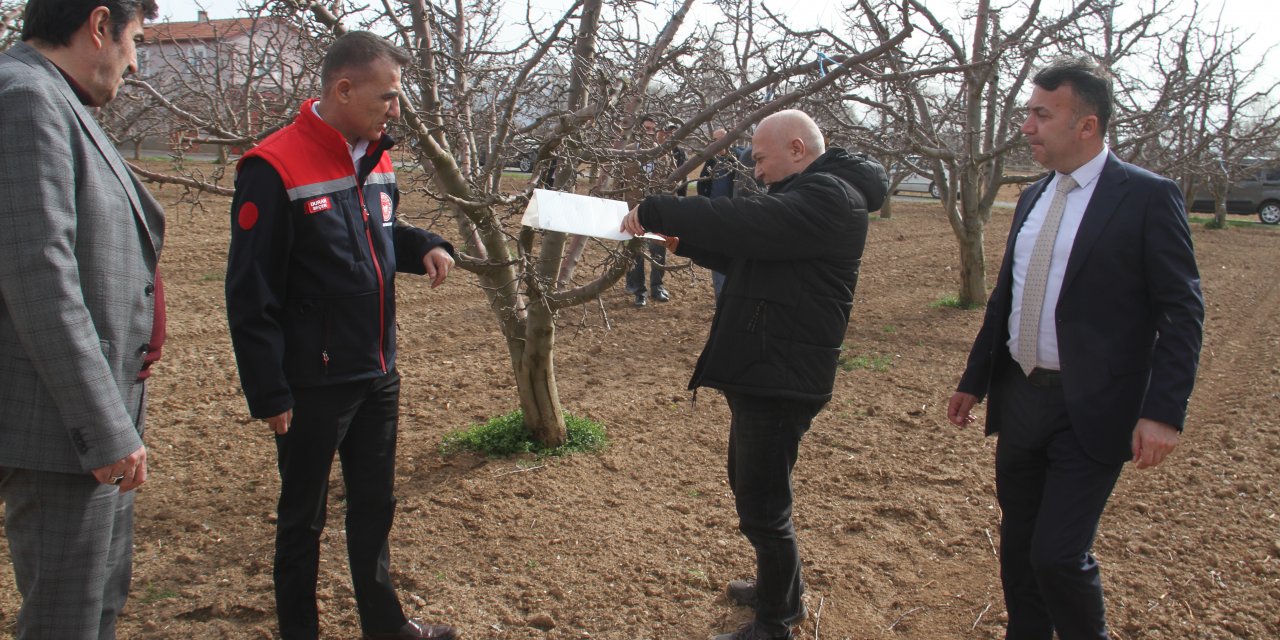 Seçen, Beyşehir'de elma  üreticileriyle buluştu