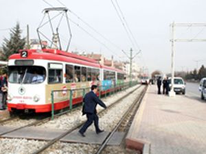 Tramvayın çarptığı asker yaralandı