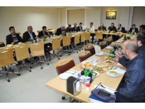 Gazeteciler Yemekte Bir Araya Geldi