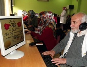 76 yaşında bilgisayar kullanmayı öğrendi