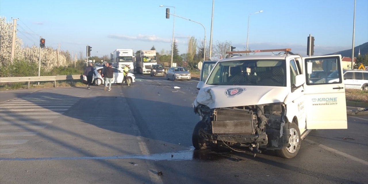 Konya'da kamyonet ışıklarda bekleyen otomobile çarptı: 11 kişi yaralandı