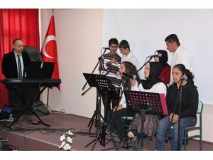 Engelsiz Koro Üniversite Öğrencilerine Konser Verdi