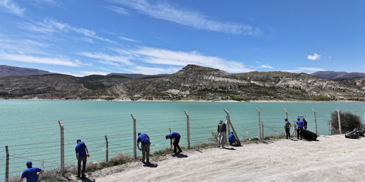 Konya'da bulunan barajın çevrisinde temizlik çalışması yapıldı