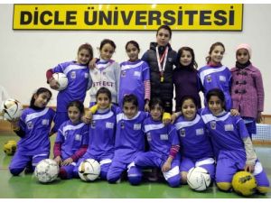 Diyarbakırlı 200 Gencin Elinden Tuttular