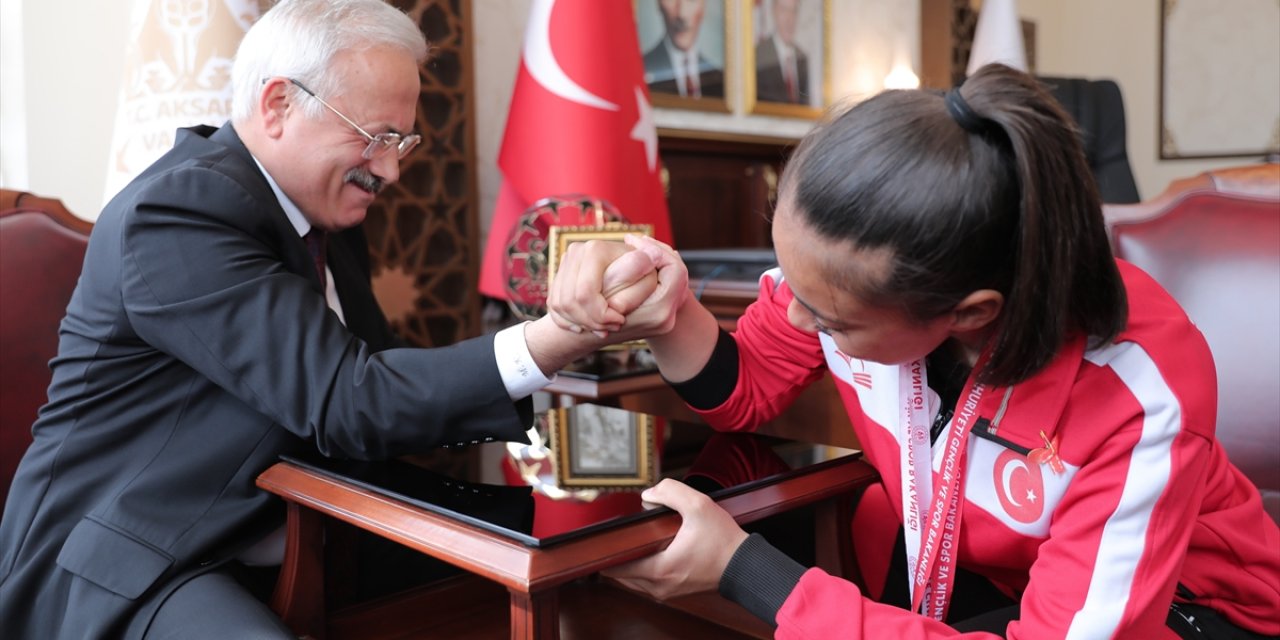 Vali Mehmet Ali Kumbuzoğlu, şampiyon sporcuyla bilek güreşi yaptı