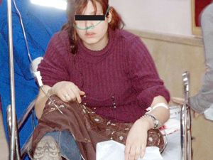 Boşanmak isteyen karısını sırtından bıçakladı