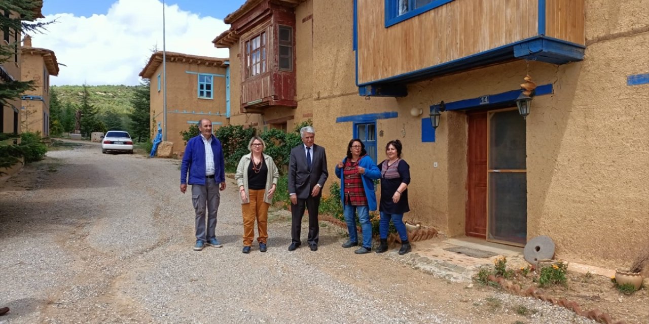 Konya'da bu köy modern kerpiç evleriyle meşhur! Ünlüler yaşıyor