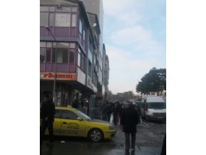 Tatvan’da Çatılardaki Karlar Ve Buz Sarkıtları Tehlike Saçıyor