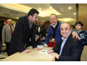 Özköroğlu Hem Güldürdü Hem Duygulandırdı