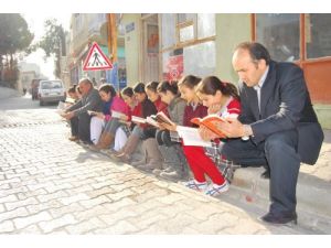 Mut'ta Öğrenciler Sokakta Kitap Okudu